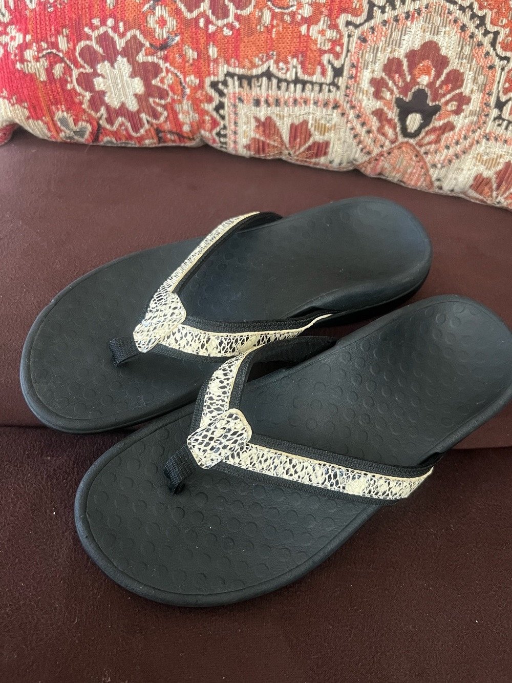 Vionic Women’s Size 7 Black/Black & White Animal 
Print Sandals, good condition